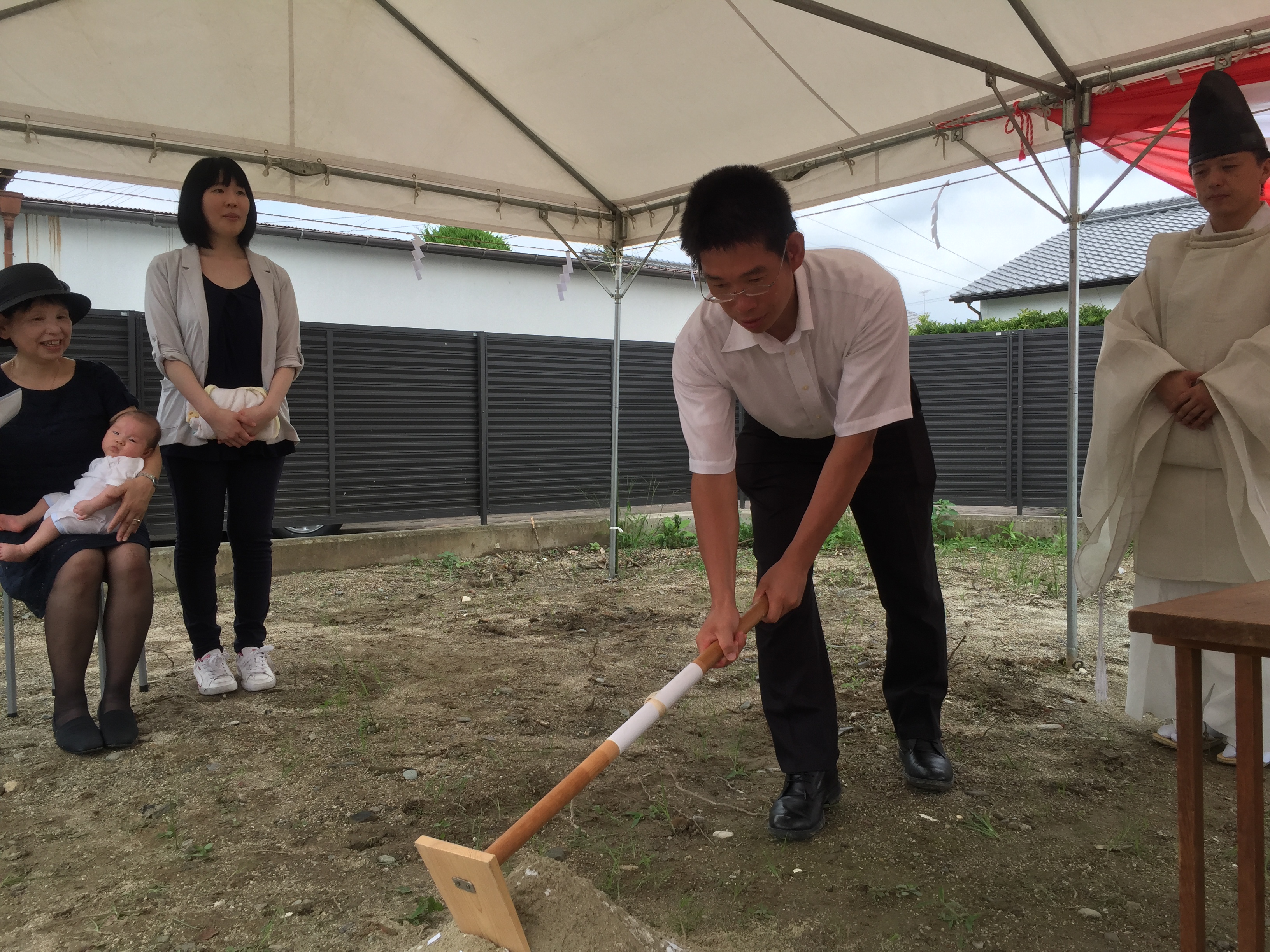 新居浜市で明るい家を建てる家族の地鎮祭の写真