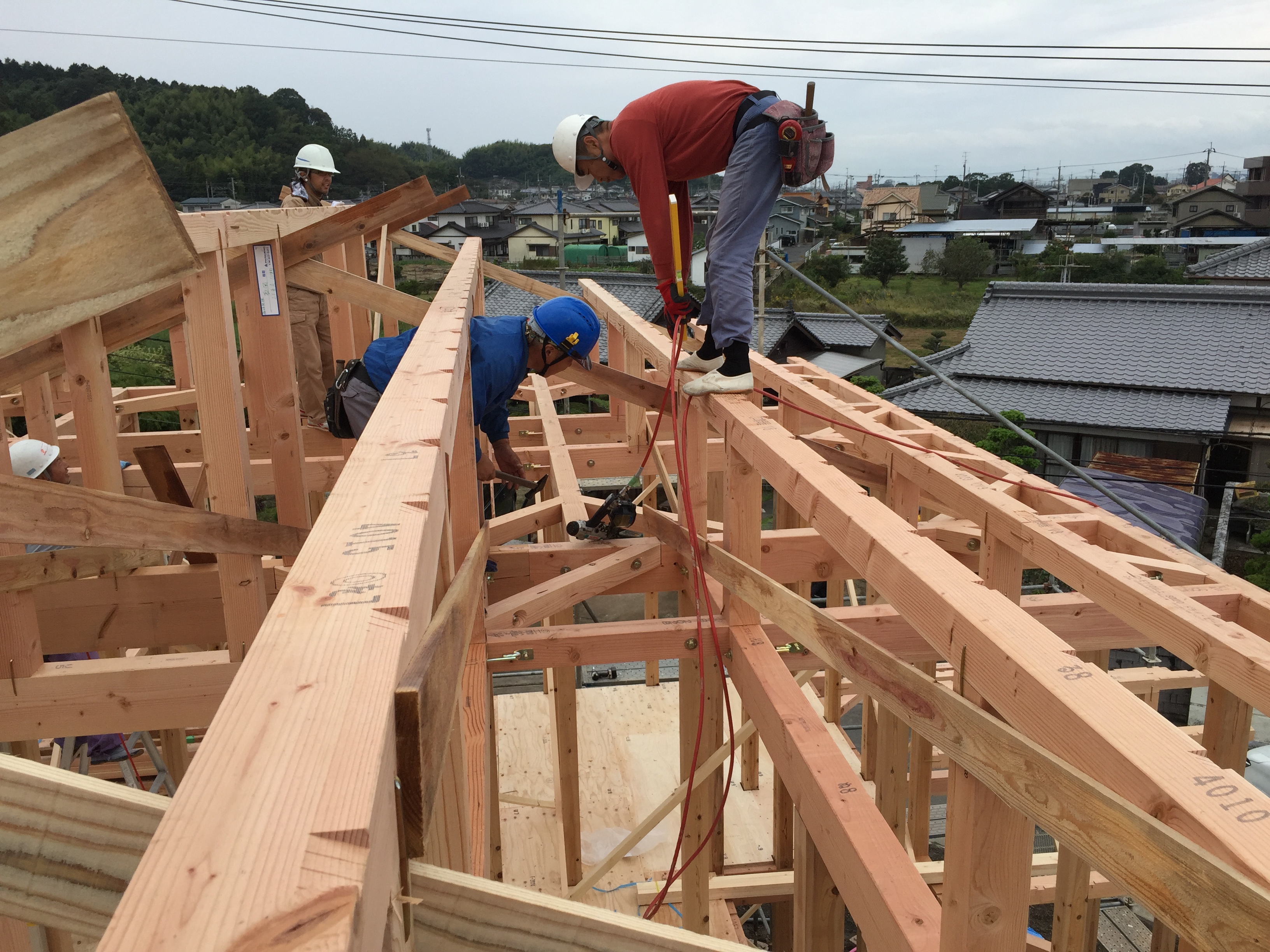 四国中央市で建設会社の建前様子写真