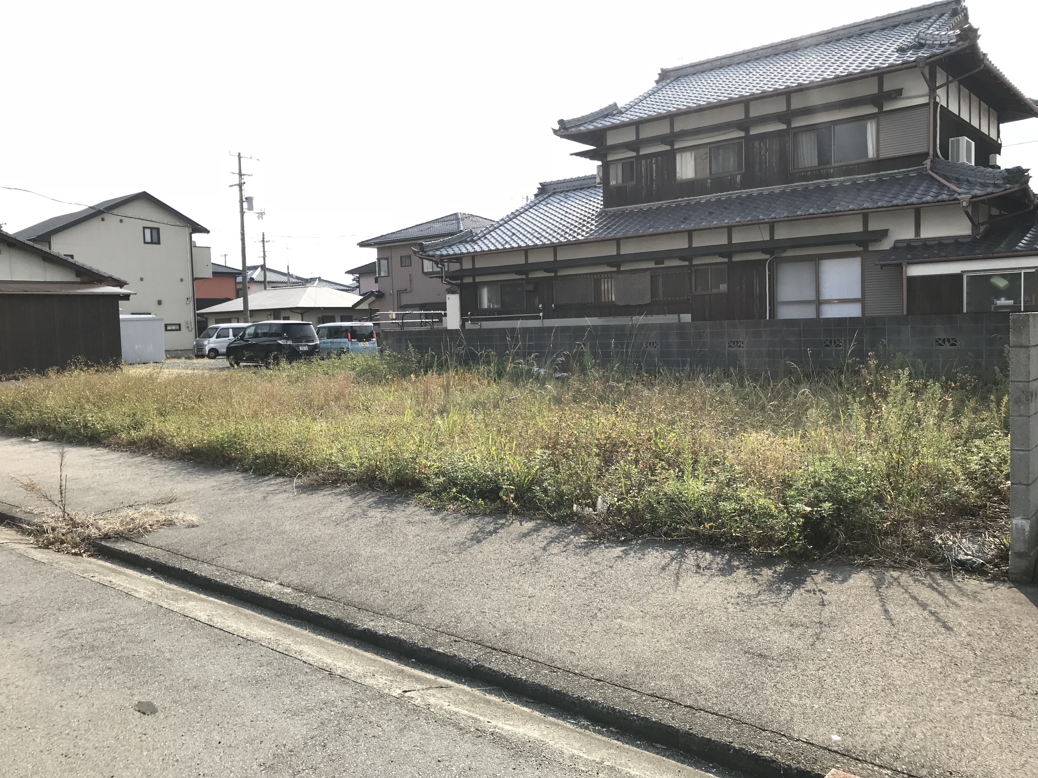 西条市で家を建てる会社が建てる土地の写真